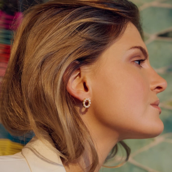 elegante Ohrringe aus 18 Karat vergoldetem Silber mit Süßwasserperlen.