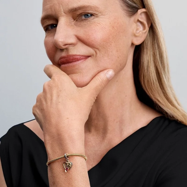 med Cubic Zirconia stenar och gravyr "YOU ARE THE ONE" från Pandora Moments kollektionen.