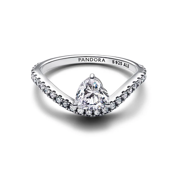 Vågig ring med hjärtformad sten i sterlingsilver från Pandora Timeless kollektionen. Hjärtslipad kubisk zirkonia och glittrande pavéband. Perfekt för smyckesälskare.
