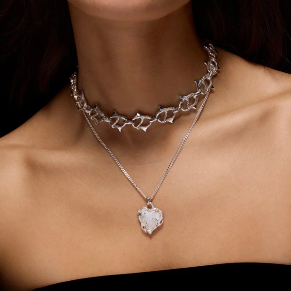 Secret Garden Necklace i silver med organiskt format hjärta och skimrande pärlemorpärla
