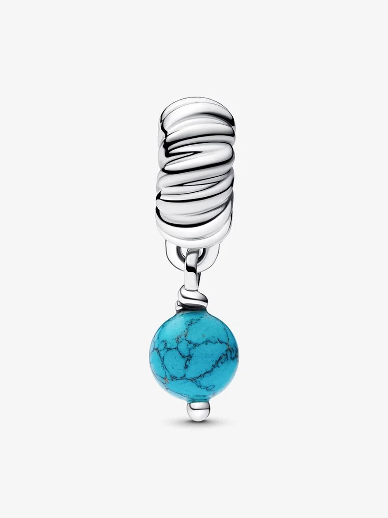 Turkosfärgad hängberlock från Pandora Moments i sterlingsilver. Unik struktur med rund turkosfärgad berlock. Lekfull uppfräschning av din stil.