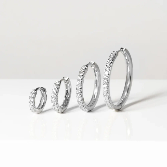 Ellera Piccolo Örhängen i silver med gnistrande Cubic Zirconia-stenar från Sif Jakobs