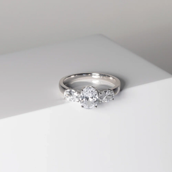 Ellisse Tre Ring i silver med cubic zirconia från Sif Jakobs