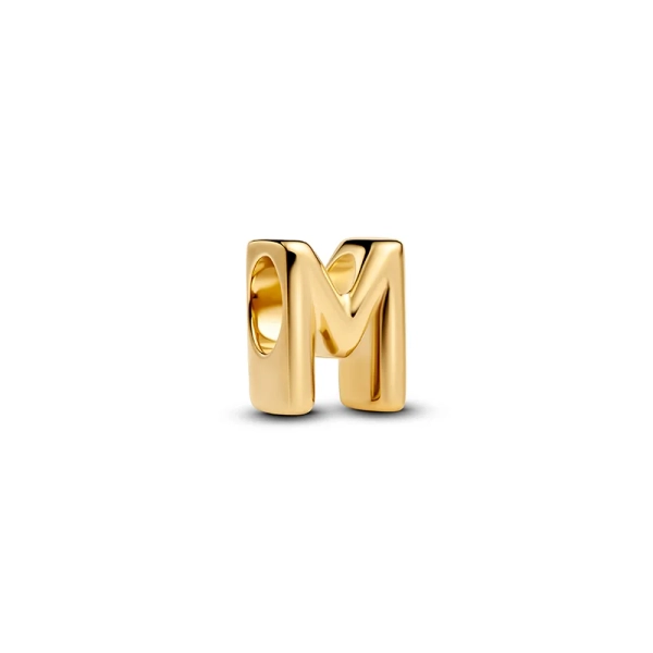 Bokstaven M Berlock Guld från Pandora Moments: Ge din stil extra glamour med denna eleganta bokstavsberlock i 14K guldpläterad metall. Skapa ditt unika budskap med denna sofistikerade design.