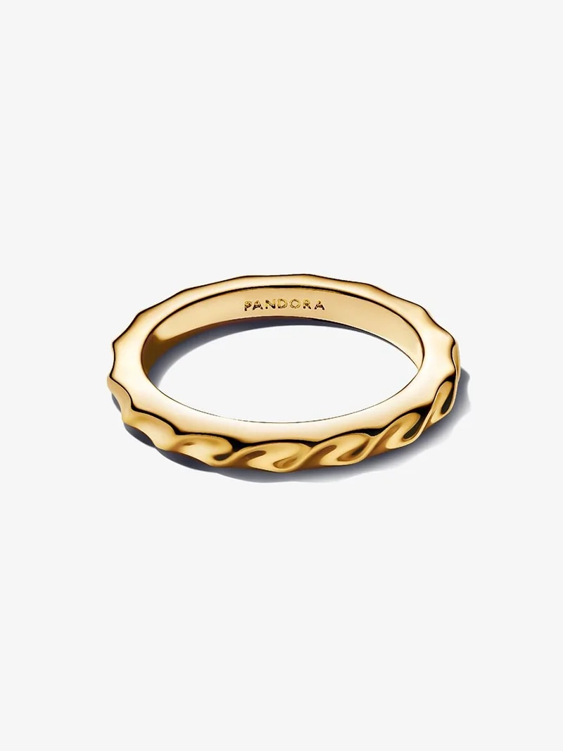 En räfflad bandring i guld från Pandora Essence kollektionen. Tillverkad i unik metallblandning pläterad med 14 karat guld. Symbol för unik stil och självuttryck.