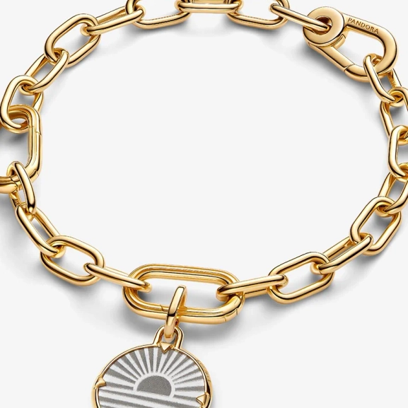 Medaljongberlock i guld med konstgjord pärlemor och zirkonia stenar från Pandora ME. Skimrande symbol för elegans och glamour.