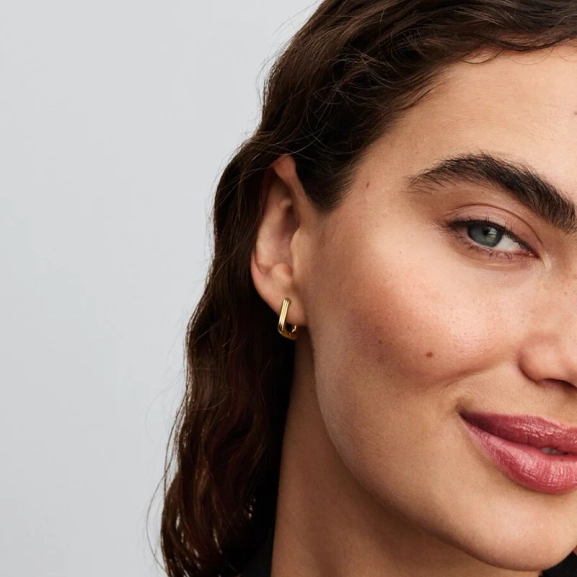 Trekantiga Små Hoops Guld från Pandora Essence kollektionen ger din stil en sofistikerad känsla av lyx och elegans.