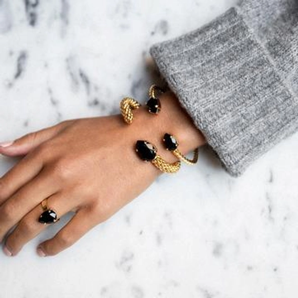 Mini Drop Bracelet Gold Jet - Caroline Svedbom - Nopea toimitus ja lahjapakkaus - Nordic Spectra