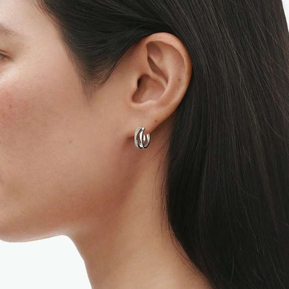 SS25_ECOM_ON-MODEL_FUSION_OPEN_EARHOOP_20001150_Close-ups