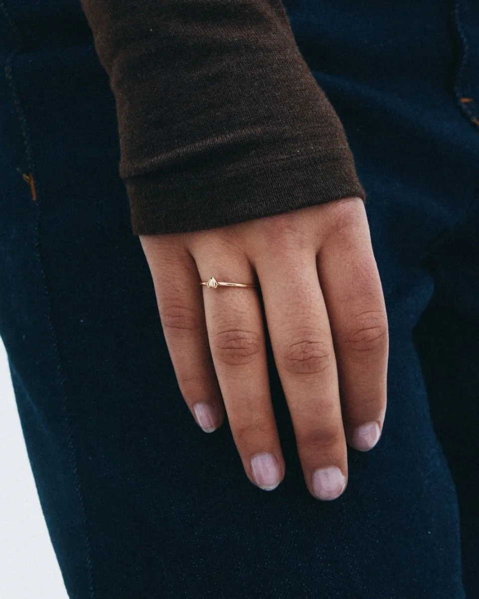 Barleys ring i 14K guldplätering från Edblad med ett litet hjärta på smal skena