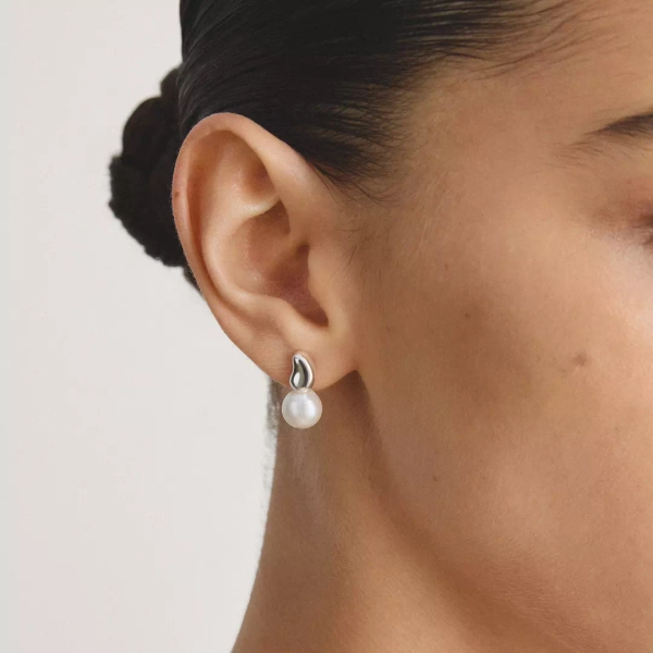 Natural Beauty Stiftörhängen med Pärlor från Thomas Sabo i återvunnet metall med unikt formade sötvattenspärlor.