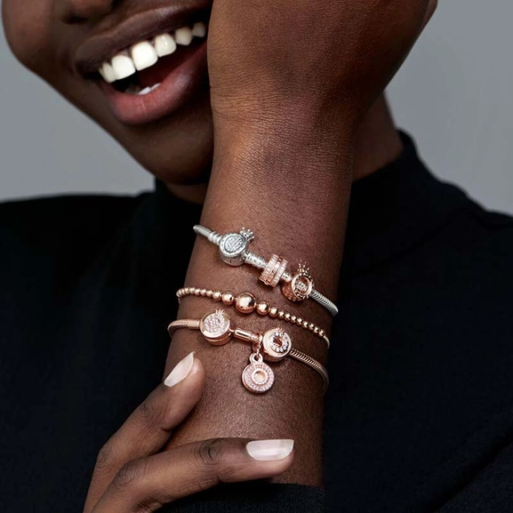 Funkelndes Pavé Crown O Charm-Anhänger von PANDORA, Schneller Versand - Nordicspectra.de