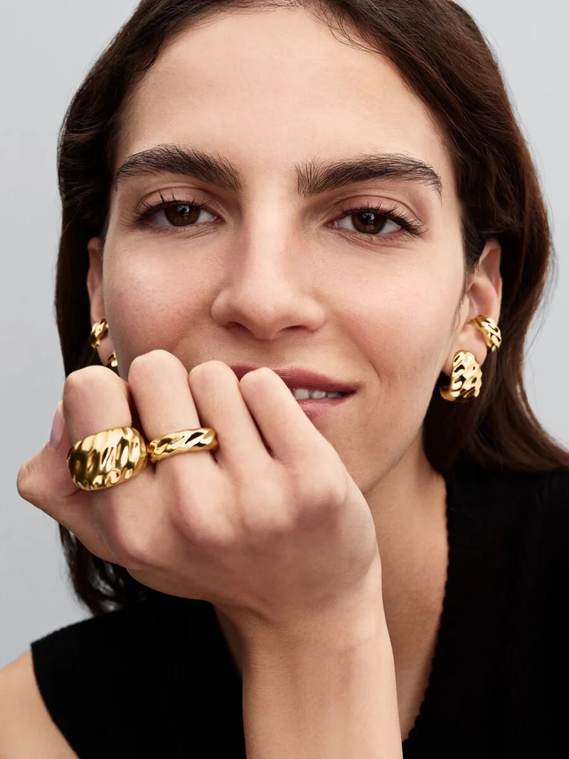 Pandoras räfflade breda bandring i 14 karats guldplätering är ett modigt smycke med vågigt designmönster som utstrålar självförtroende. Frihet och individualitet i stil och elegans.