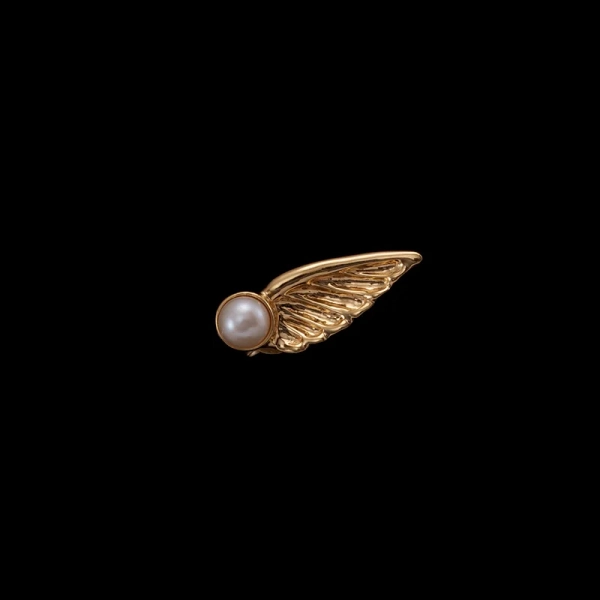 Wing Ear Stud Gold i 18K guldpläterat silver med sötvattenpärla