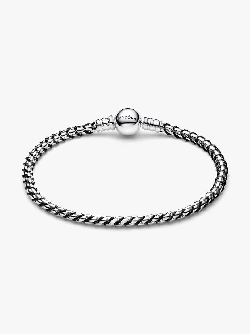 Pandora Moments Flätat Armband Svart med elegant svart textilsnodd och skinande sterlingsilver