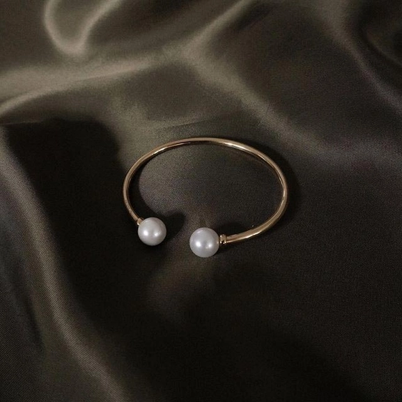 Pearl Bangle Flex Bracelet Gold -CU Jewellery - Snabb frakt & paketinslagning - Nordicspectra.se