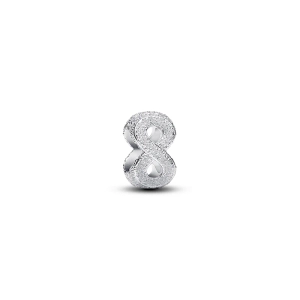 Der Mini-Eternity-Charm von Pandora aus Sterlingsilber besticht durch ein strahlendes Muster aus funkelnden Diamanten und symbolisiert ewige Liebe