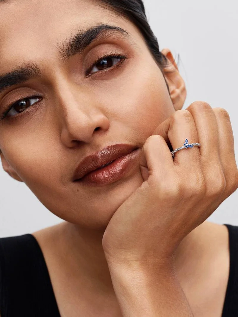 Blå och klara kubiska zirkoniastenar gnistrar på denna Pandora Timeless ring med en förtrollande fjärilssymbol i sterlingsilver.