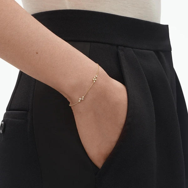 SS25_ECOM_ON-MODEL_SIGNATURE_BRACELET_20001502_Close-ups