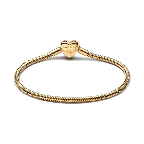 Pandora Moments Glittrande Ormkedjearmband med Hjärtlås Guld. Smyckat med stenar och ingraverat med "Family forever and always". En symbol för evighet och familjeband.