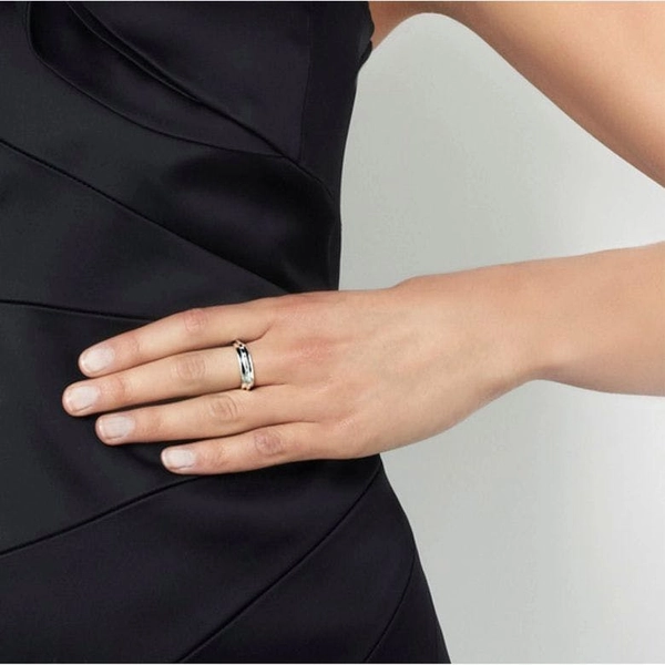AVO Edge Ring - Efva Attling - Suuri valikoima & ilmainen lahjapaketointi - Nordicspectra.fi