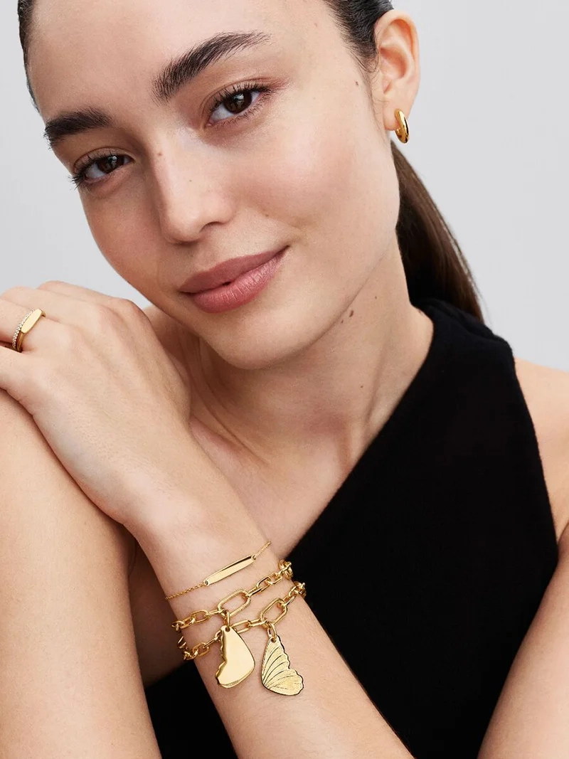 Armband med Bricka Guld från Pandora Moments kollektionen med Cubic Zirconia stenar i 14 karat guldplätering. Skapa din unika stil och visa din sanna jag med detta eleganta smycke.