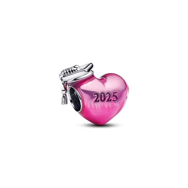 Herzförmiger Abschluss-Charm 2025 von Pandora. Ein Symbol für Ihren Erfolg mit der Abschlusskappe auf einem rosa Emaille-Herz aus Sterlingsilber.