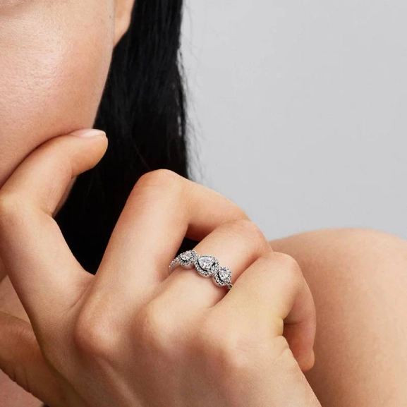 jossa on kolme sydämenmuotoista kiveä Pandora Timeless -mallistosta. Valmistettu sterlinghopeasta ja koristeltu sydämenmuotoisilla jalokivillä. Ikuisen rakkauden ja kauneuden symboli.