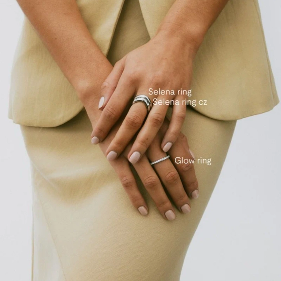 kombinerar organisk och skulptural design för en elegant och dramatisk stil.