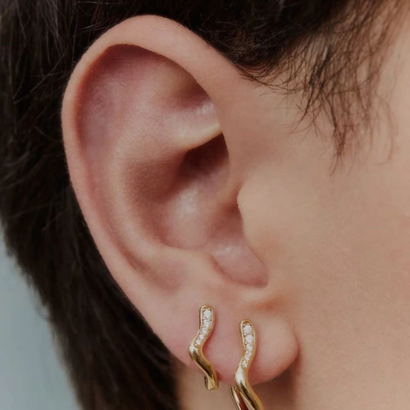 Yasmine 8 Huggie Gold - Maria Black - Snabb frakt & paketinslagning - Nordic Spectra