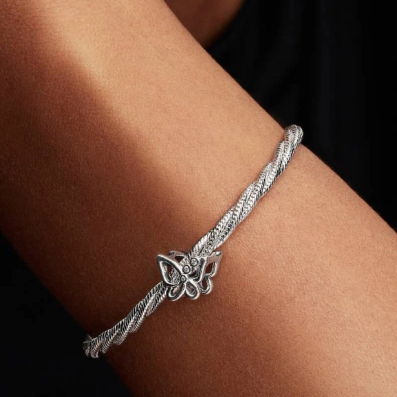 elegant smycke som symboliserar förändring och frihet.