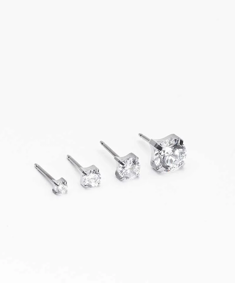 Små vita Blomdahl-örhängen i medicinsk titan med 3 mm cubic zirconia-sten.