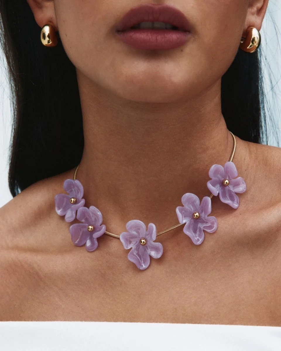 Halsband i guldpläterat stål med flyttbara rosa och lila blommor i resin på justerbar kedja