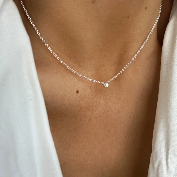 silberne Halskette mit weißem Topas und zeitlosem