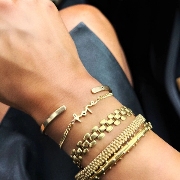 Armband aus 18-karätig vergoldetem Messing mit dem Schriftzug "hope" auf der Verzierung.
