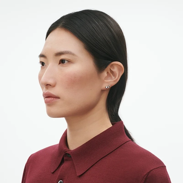 SS25_ECOM_ON-MODEL_MOONLIGHT GRAPES_EARSTUDS_20001630