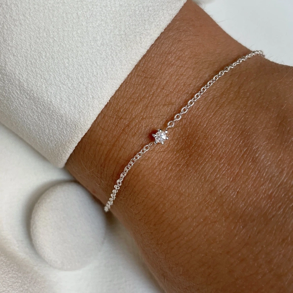 ein elegantes Silberarmband mit weißem Topas