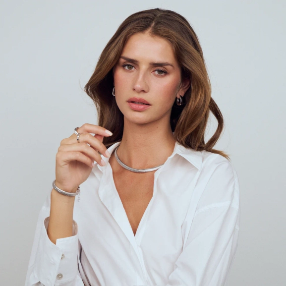 del av Riva-kollektionen. Elegant och justerbart smycke för en stilfull look. Artikelnummer SJ-N2750.