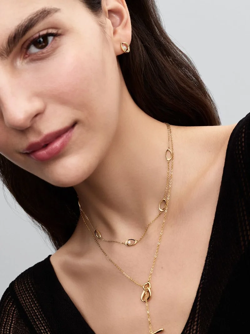 Elegant halsband med vit sötvattenspärla pläterat i 14 karat guld från Pandora Essence kollektionen. Idealiskt för att komplettera din stil med en subtil känsla av lyx och elegans.