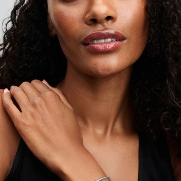 Korallfärgat dubbel hängsmycke i sterlingsilver från Pandora med gnistrande zirkonia och korallinspirerade detaljer. Elegans och unik känsla för din stil.