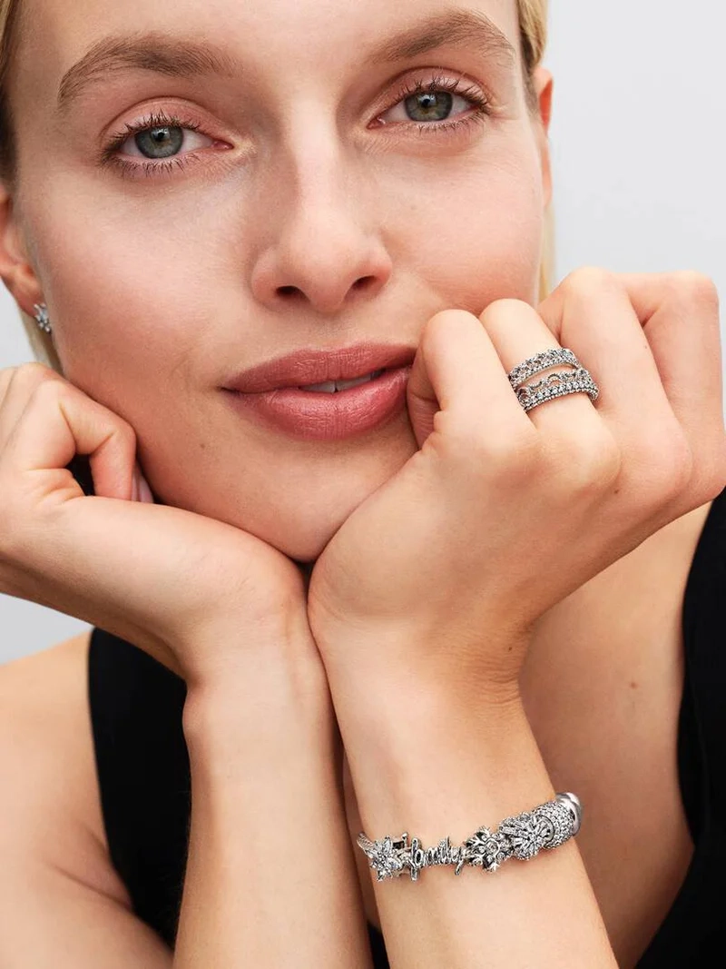 Hjärtformad berlock med gnistrande stenar i sterlingsilver från Pandora Moments. Skapa en känsla av elegans och sprid kärlek och glädje med denna vackra accessoar.