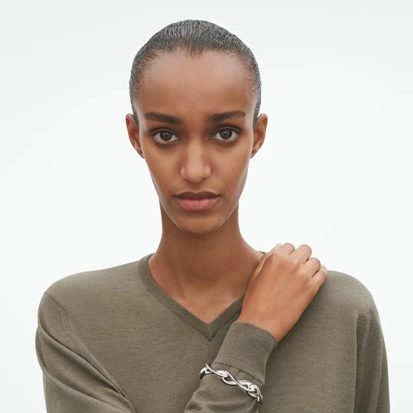 AW25_ECOM_ON-MODEL_INFINITY_BRACELET_3530829