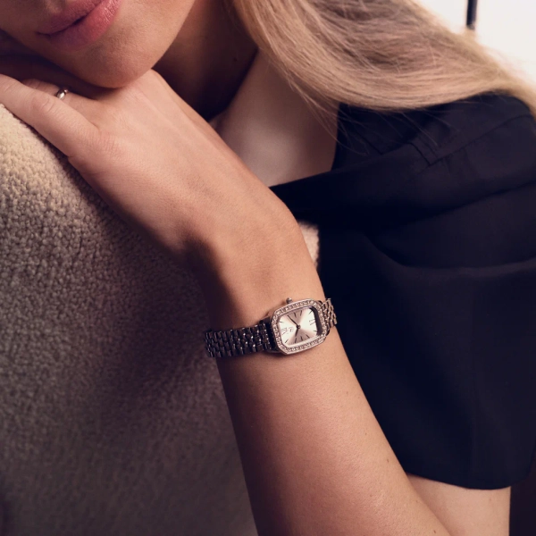 silverpläterat stål och cubic zirconia-stenar. Vattentålig upp till 50 m. Kollektion: Luciana.