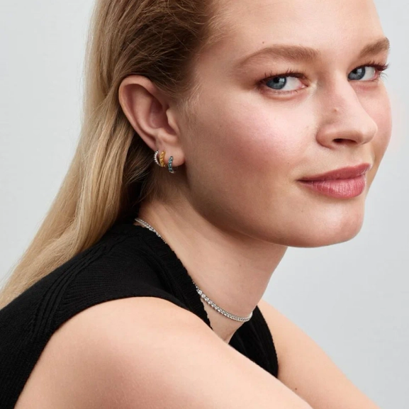 Ljusblå huggie-örhängen i sterlingsilver med akvamarinblå kristaller från Pandora Timeless. Skimrande smycken som ger extra glans och elegans till din stil.