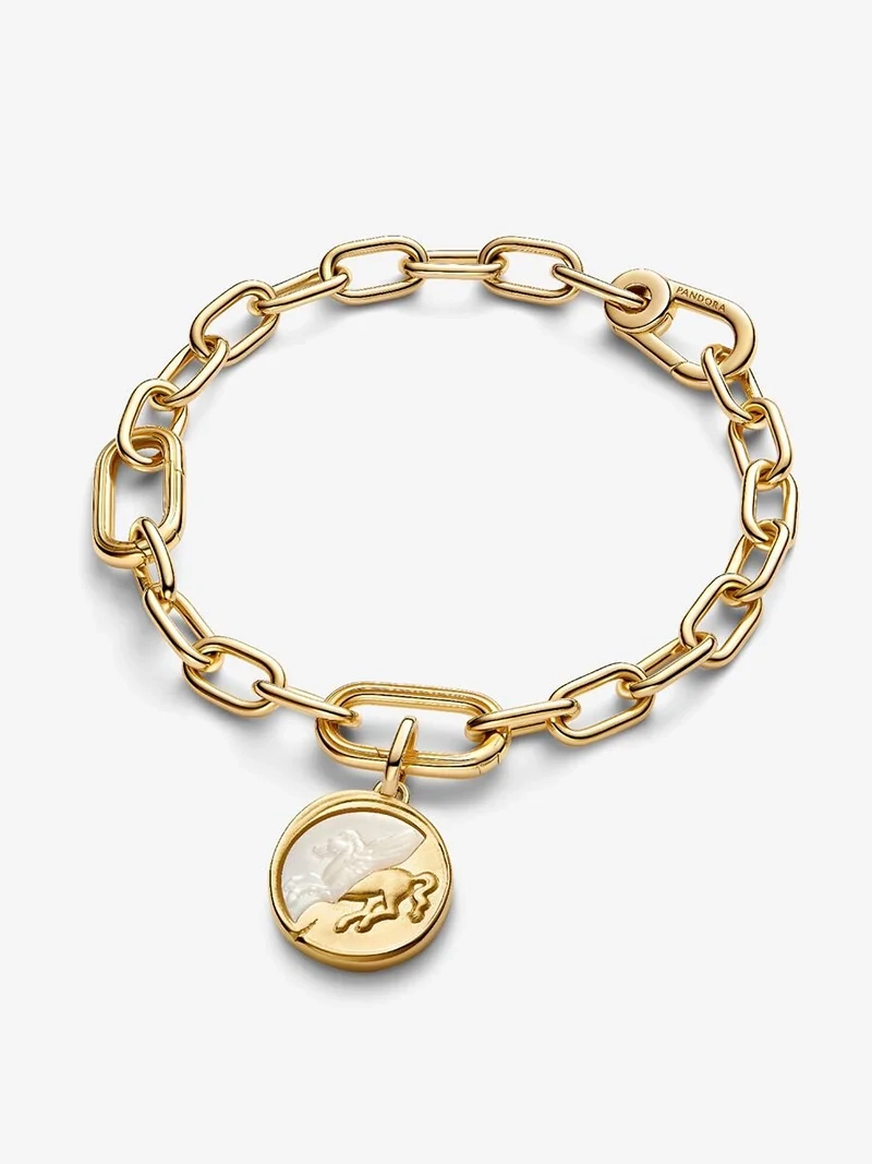 Medaljong Pegasus Berlock Guld från Pandora ME. En förtrollande amulett med 14K guldplätering och pärlemorsfinish. Pegasus motiv och "EX ANIMO" budskap.
