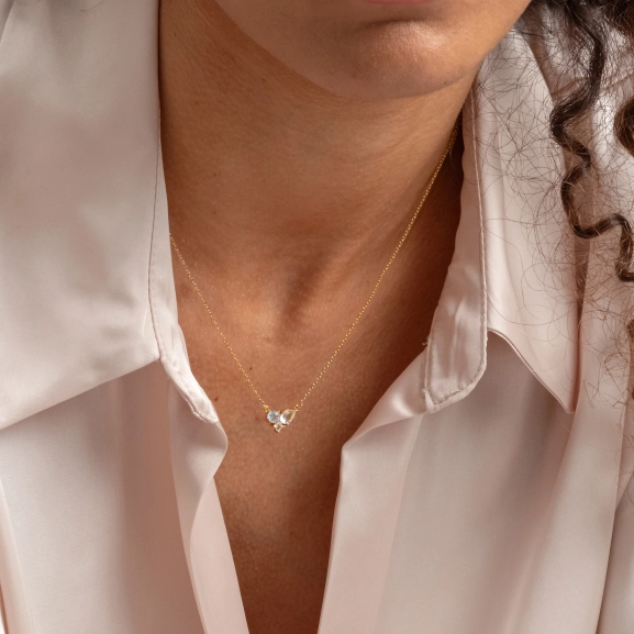Pam Necklace Gold från Syster P: Elegant halsband i 18K guldpläterat silver med gnistrande vita topaser på en nätt kedja. Perfekt för festliga tillfällen.