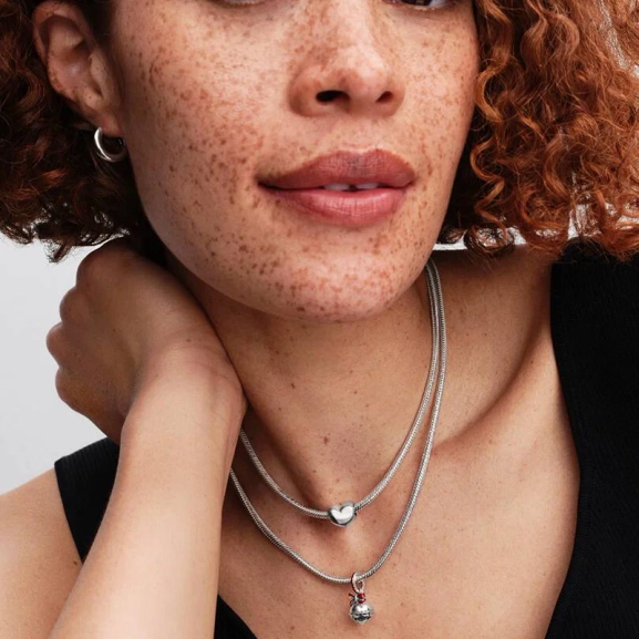 Julbjällra Berlock i sterlingsilver från Pandora. Skimrande röd emalj ger festlig känsla. Liten banddetalj för extra elegans. Bär ensam för subtil julglans eller stapla för lekfull julkänsla. Glittra med bjällerklangande stil och sprid julglädje.