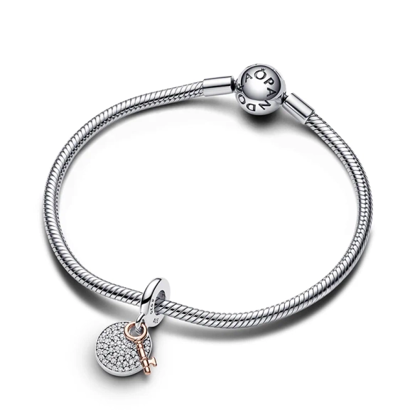 Bicolor Schlüssel zum Glück Doppelter Charm-Anhänger - PANDORA - Nordic Spectra