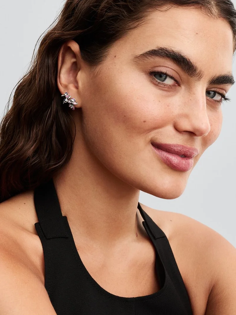 tillverkade i sterlingsilver med emaljdetaljer. Fångar Stitch och Angel i lekfulla positioner