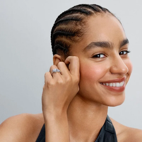 Glittrande Haloring med Dubbla Hjärtan i silver med cubic zirconia stenar. En symbol för evig kärlek och elegans. Perfekt gåva till någon speciell.